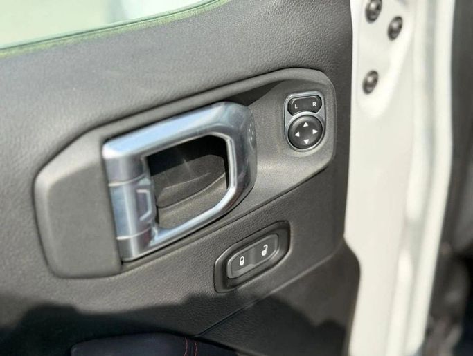 Новый Jeep Wrangler IV (JL) Рестайлинг, 6.4 л, 2024 в Дубае от Al Rawnaq Motors  Белый цвет. GCC | AUTO.AE