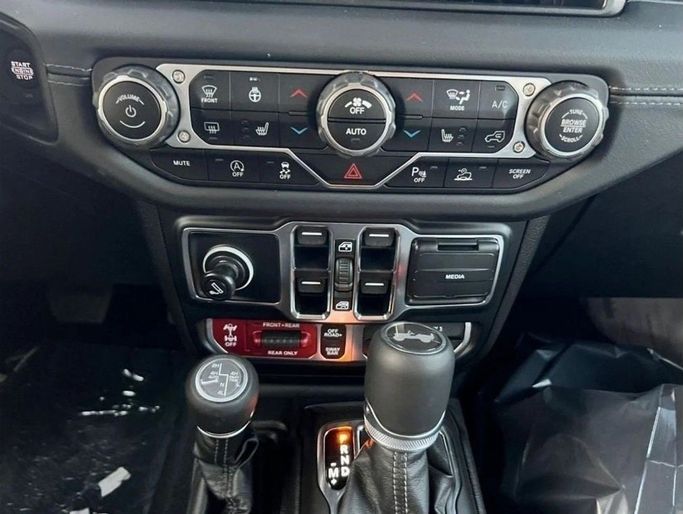 Новый Jeep Wrangler IV (JL) Рестайлинг, 3.6 л, 2024 в Дубае от Al Rawnaq Motors  Черный цвет. GCC | AUTO.AE