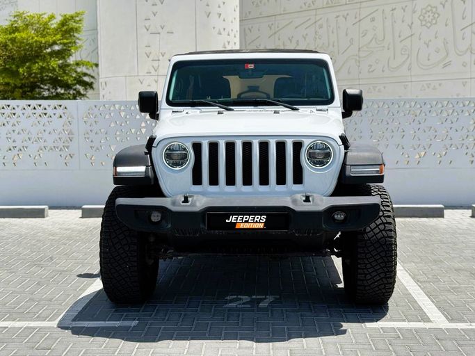 مستعملة Jeep Wrangler IV (JL), 3.6 l, 2019 في في دبي من JEEPERS EDITION LLC، اللون أبيض. مواصفات الخليج | AUTO.AE