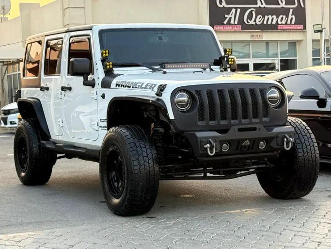 مستعملة Jeep Wrangler IV (JL), 3.6 l, 2017 في في دبي من Al Qemah Used Cars، اللون أبيض. مواصفات الخليج | AUTO.AE