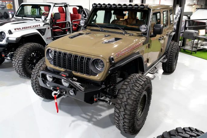 جديدة Jeep Wrangler عملية فيس ليفت IV (JL), 2.0 l, 2025 في في دبي من RAMY MOTORS، اللون بني. مواصفات الخليج | AUTO.AE | إعلان #266368