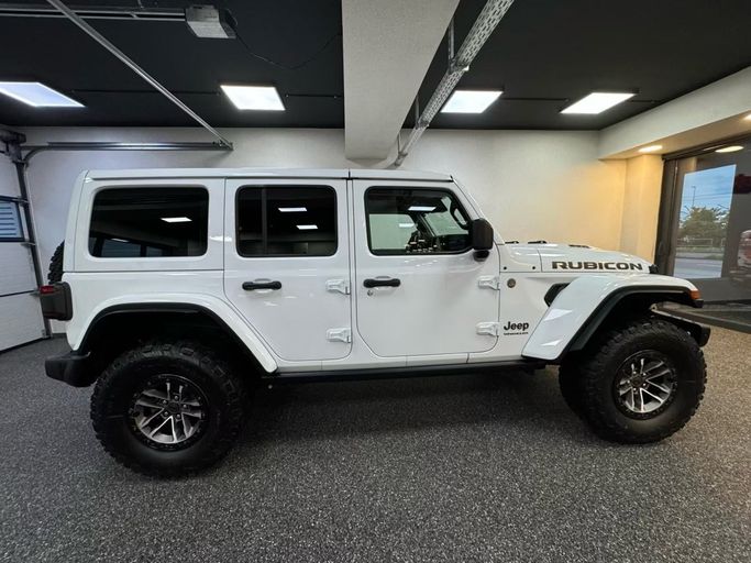 Подержанный Jeep Wrangler IV (JL) Рестайлинг, 6.4 л, 2026 в ОАЭ, Дубай от Fair Import Белый цвет. Американская | AUTO.AE | Объявление #274029