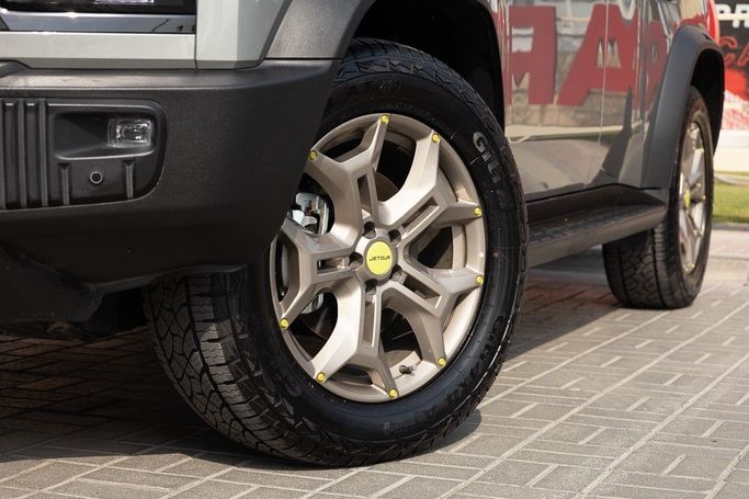 Подержанный Jetour T2, 2.0 л, 2023 в Дубае от Linda Cars Серый цвет. Китайская | AUTO.AE