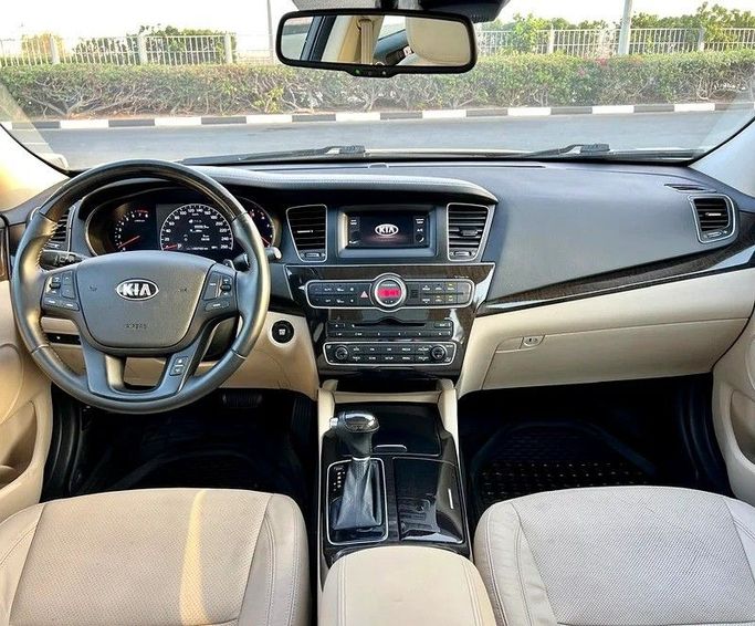 Подержанный Kia Cadenza I Рестайлинг, 3.3 л, 2016 в Дубае от Designo Cars Trading Черный цвет. GCC | AUTO.AE