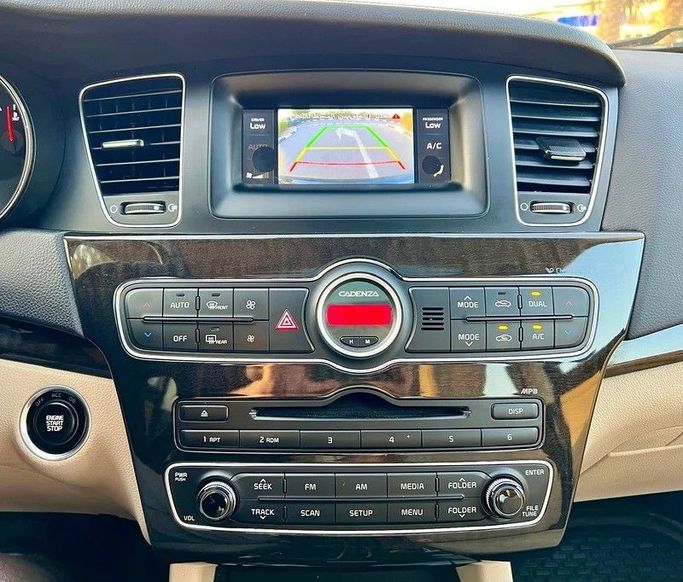 Подержанный Kia Cadenza I Рестайлинг, 3.3 л, 2016 в Дубае от Designo Cars Trading Черный цвет. GCC | AUTO.AE