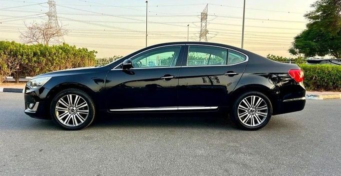 Подержанный Kia Cadenza I Рестайлинг, 3.3 л, 2016 в Дубае от Designo Cars Trading Черный цвет. GCC | AUTO.AE