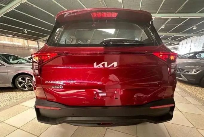 Новый Kia Carens IV (KY), 1.5 л, 2023 в Дубае от Mohamed Hakim Motors Красный цвет. GCC | AUTO.AE