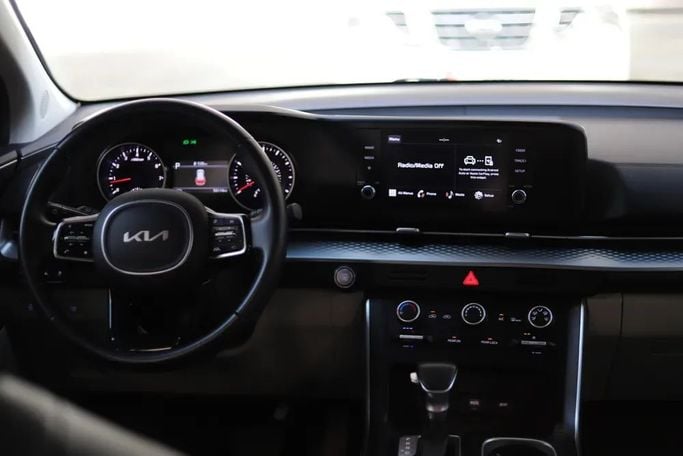 Kia Carnival IV Рестайлинг, 2023 минивэн  класса в Дубае от Alligator Car Rental серебристый цвет | AUTO.AE