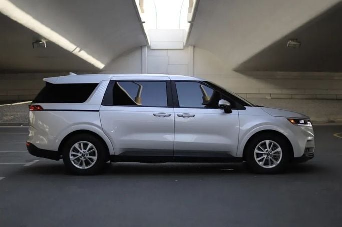 Kia Carnival IV Рестайлинг, 2023 минивэн  класса в Дубае от Alligator Car Rental серебристый цвет | AUTO.AE