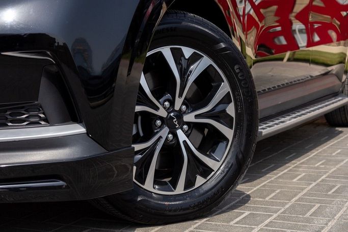 Подержанный Kia Carnival IV, 3.5 л, 2023 в Дубае от Linda Cars Черный цвет. Корейская | AUTO.AE