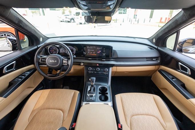 Подержанный Kia Carnival IV, 3.5 л, 2023 в Дубае от Linda Cars Черный цвет. Корейская | AUTO.AE