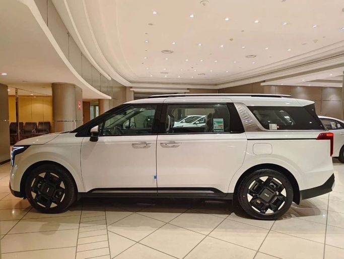 Новый Kia Carnival IV Рестайлинг, 3.5 л, 2025 в Дубае от Mohamed Hakim Motors Белый цвет. Other | AUTO.AE