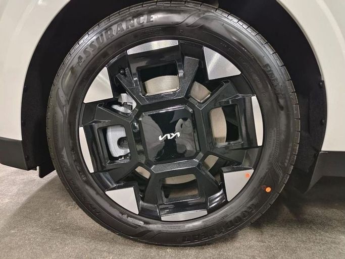 Новый Kia Carnival IV Рестайлинг, 3.5 л, 2025 в Дубае от Mohamed Hakim Motors Белый цвет. Other | AUTO.AE