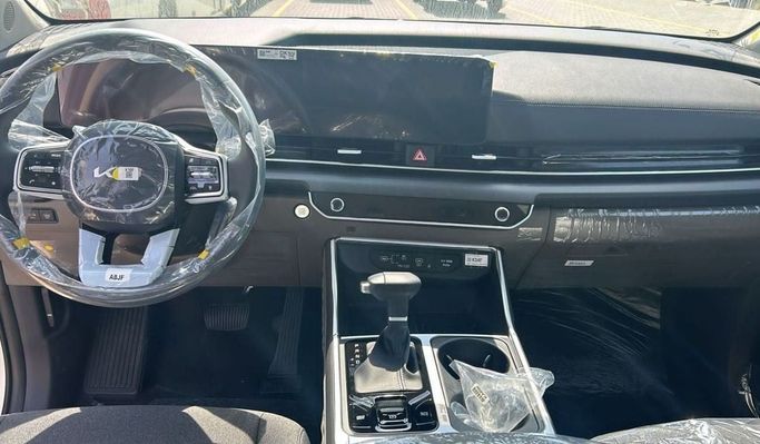 Новый Kia Carnival IV Рестайлинг, 3.5 л, 2025 в Дубае от Mohamed Hakim Motors Белый цвет. Other | AUTO.AE