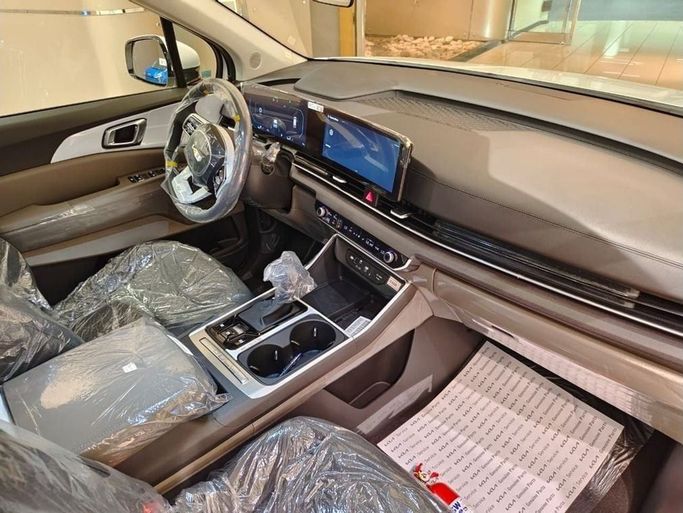 Новый Kia Carnival IV Рестайлинг, 3.5 л, 2025 в Дубае от Mohamed Hakim Motors Белый цвет. Other | AUTO.AE