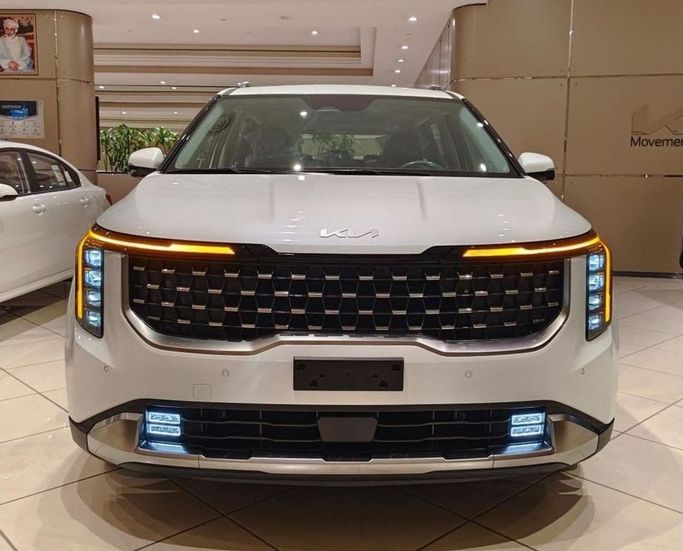 Новый Kia Carnival IV Рестайлинг, 3.5 л, 2025 в Дубае от Mohamed Hakim Motors Белый цвет. Other | AUTO.AE