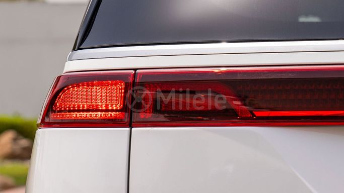 Подержанный Kia Carnival IV Рестайлинг, 3.5 л, 2024 в Дубае от Milele Белый цвет. Other | AUTO.AE
