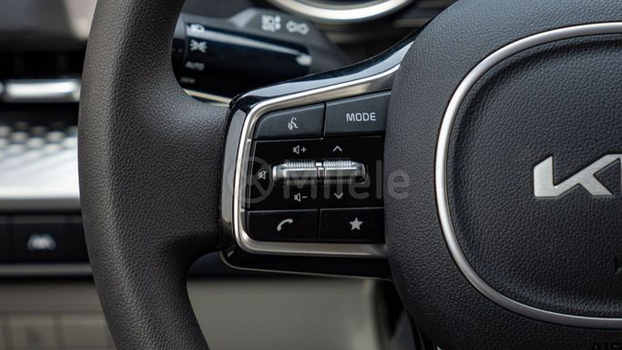 Подержанный Kia Carnival IV Рестайлинг, 3.5 л, 2024 в Дубае от Milele Белый цвет. Other | AUTO.AE