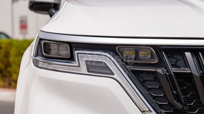 Подержанный Kia Carnival IV Рестайлинг, 3.5 л, 2024 в Дубае от Milele Белый цвет. Other | AUTO.AE