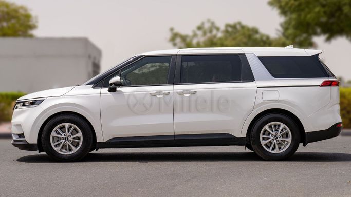 Подержанный Kia Carnival IV Рестайлинг, 3.5 л, 2024 в Дубае от Milele Белый цвет. Other | AUTO.AE