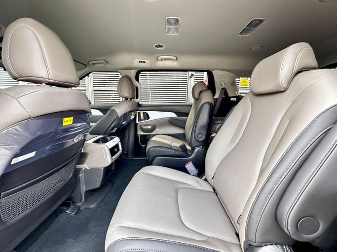 Подержанный Kia Carnival IV Рестайлинг, 3.5 л, 2024 в Дубае от Express Motors Белый цвет. Корейская | AUTO.AE