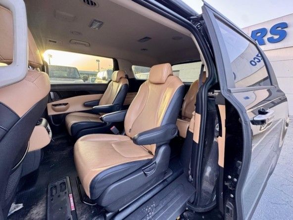 Подержанный Kia Carnival IV, 3.5 л, 2023 в Дубае от Titanum Cars Черный цвет. Other | AUTO.AE