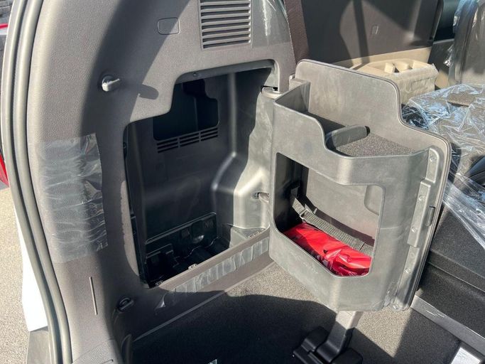 Новый Kia Carnival IV Рестайлинг, 3.5 л, 2025 в Дубае от My Way Motors Белый цвет. GCC | AUTO.AE