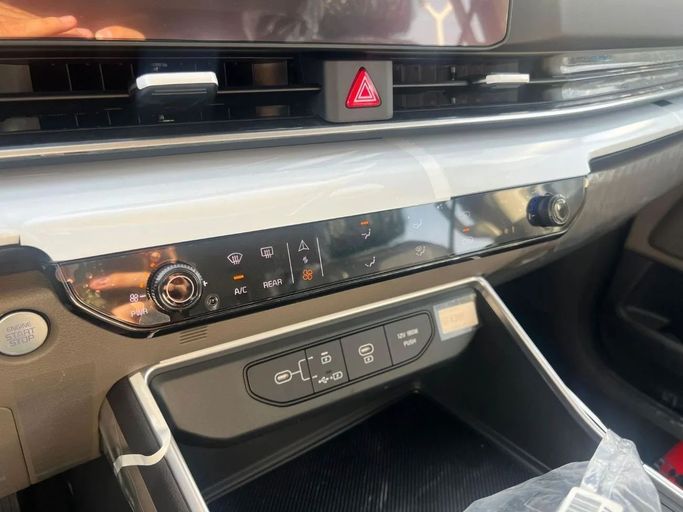 Новый Kia Carnival IV Рестайлинг, 3.5 л, 2025 в Дубае от My Way Motors Белый цвет. GCC | AUTO.AE