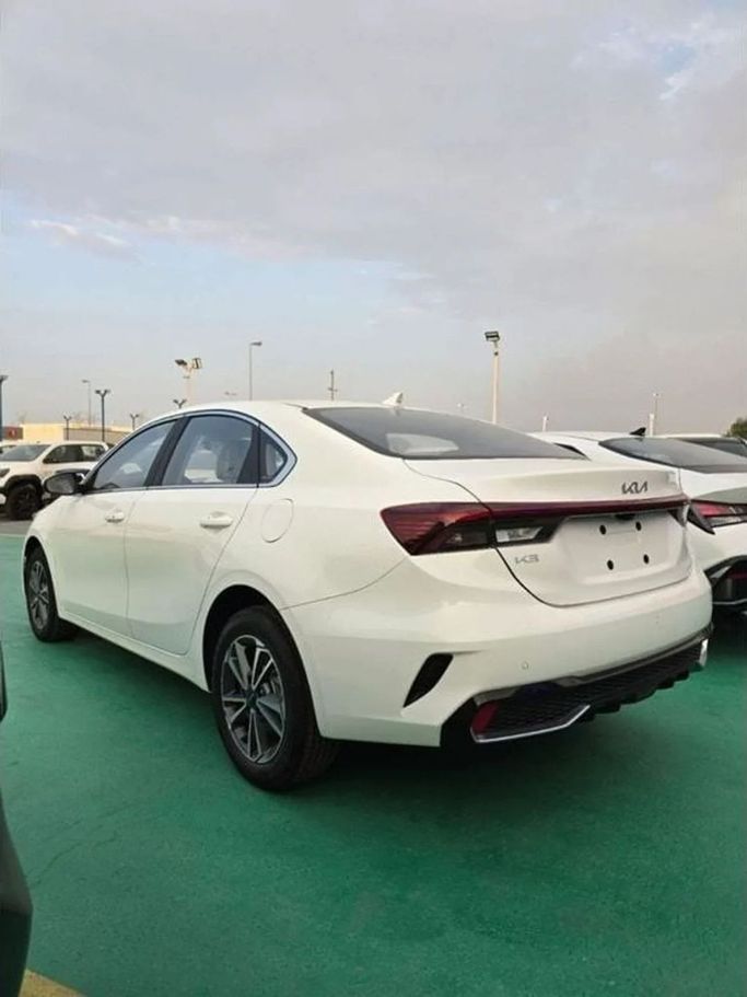 Новый Kia K3 II (China Market) Рестайлинг, 1.5 л, 2025 в Дубае от Mohamed Hakim Motors Белый цвет. Китайская | AUTO.AE