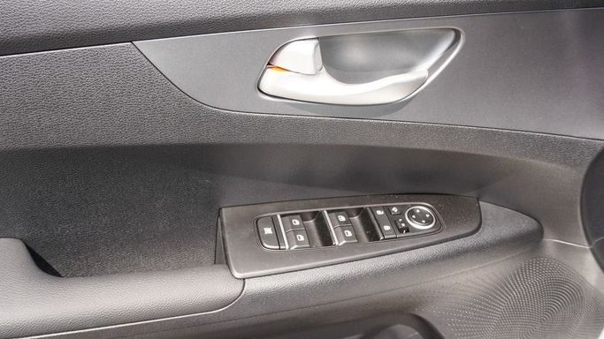 Новый Kia K3 II (China Market) Рестайлинг, 1.5 л, 2024 в Дубае от Najem Motors Белый цвет. Китайская | AUTO.AE