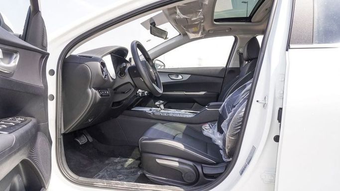 Новый Kia K3 II (China Market) Рестайлинг, 1.5 л, 2024 в Дубае от Najem Motors Белый цвет. Китайская | AUTO.AE