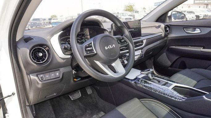 Новый Kia K3 II (China Market) Рестайлинг, 1.5 л, 2024 в Дубае от Najem Motors Белый цвет. Китайская | AUTO.AE