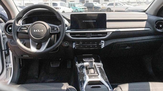 Новый Kia K3 II (China Market) Рестайлинг, 1.5 л, 2025 в Дубае от Albustanji Motors FZCO Белый цвет.  | AUTO.AE