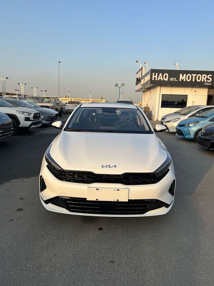 Новый Kia K3 II (China Market) Рестайлинг, 1.5 л, 2025 в Дубае от Emirates Autos Белый цвет. Китайская | AUTO.AE
