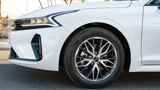 New Kia K5 III, 1.6 l, 2025 in Dubai by Altass Motors, White color. Other | AUTO.AE