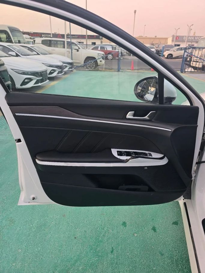 Новый Kia K5 III Рестайлинг, 2.5 л, 2025 в Дубае от Mohamed Hakim Motors Белый цвет. Китайская | AUTO.AE