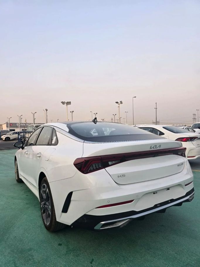 Новый Kia K5 III Рестайлинг, 2.5 л, 2025 в Дубае от Mohamed Hakim Motors Белый цвет. Китайская | AUTO.AE