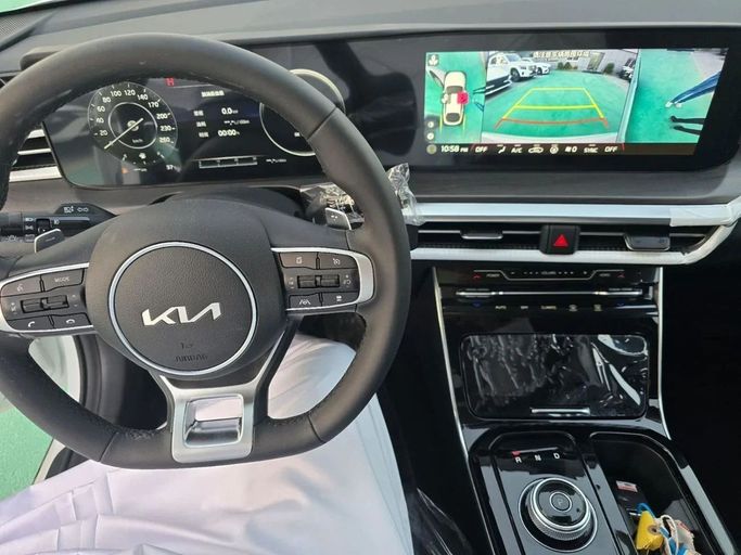 Новый Kia K5 III Рестайлинг, 2.5 л, 2025 в Дубае от Mohamed Hakim Motors Белый цвет. Китайская | AUTO.AE