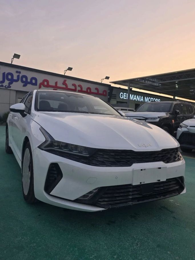 Новый Kia K5 III, 1.5 л, 2025 в Дубае от Mohamed Hakim Motors Белый цвет. Китайская | AUTO.AE