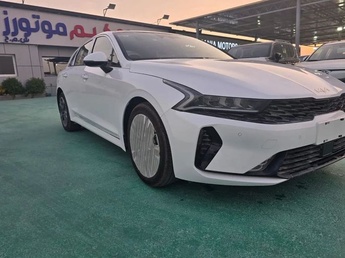 Новый Kia K5 III, 1.5 л, 2025 в Дубае от Mohamed Hakim Motors Белый цвет. Китайская | AUTO.AE