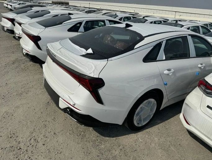 Новый Kia K5 III Рестайлинг, 2.0 л, 2025 в Дубае от Mohamed Hakim Motors Белый цвет. GCC | AUTO.AE