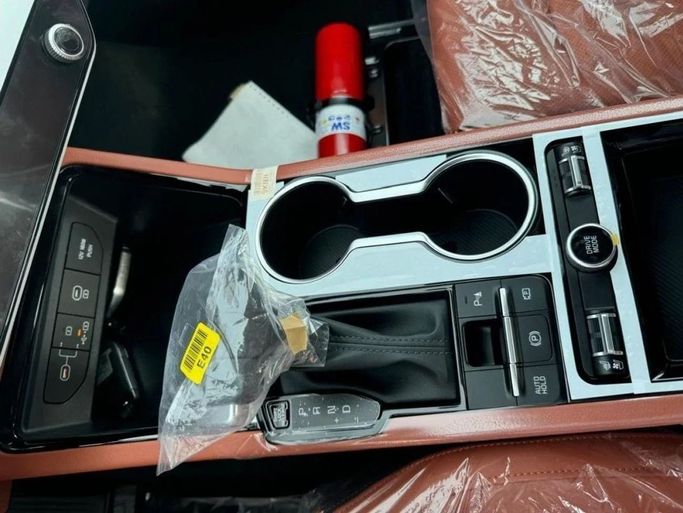 Новый Kia K5 III Рестайлинг, 2.0 л, 2025 в Дубае от Mohamed Hakim Motors Белый цвет. GCC | AUTO.AE