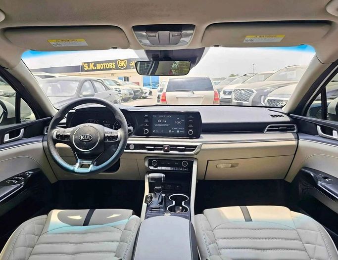 Новый Kia K5 III, 2.5 л, 2021 в Дубае от SK Motors Белый цвет. Американская | AUTO.AE