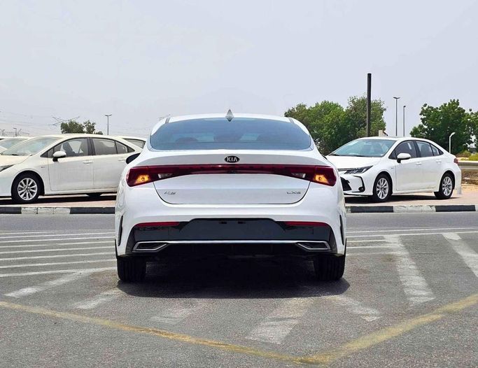 Новый Kia K5 III, 2.5 л, 2021 в Дубае от SK Motors Белый цвет. Американская | AUTO.AE
