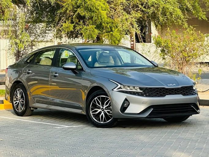 مستعملة Kia K5 ثالثاً, 1.6 l, 2023 في في دبي من KARGAL USED CARS، اللون رمادي. مواصفات الخليج | AUTO.AE