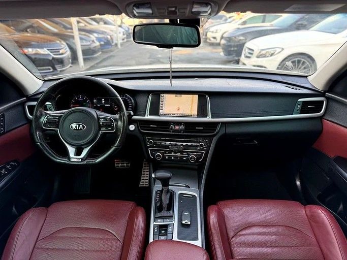 Подержанный Kia Optima IV, 2.0 л, 2017 в Дубае от Al Qemah Used Cars Белый цвет. GCC | AUTO.AE