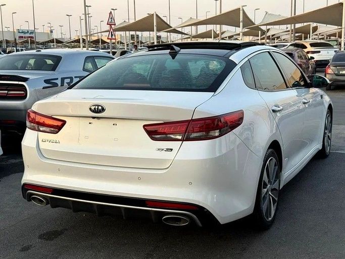 Подержанный Kia Optima IV, 2.0 л, 2017 в Дубае от Al Qemah Used Cars Белый цвет. GCC | AUTO.AE