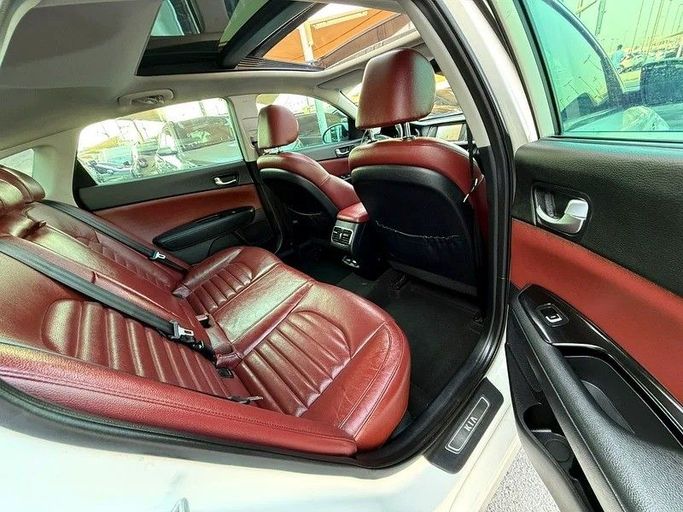 Подержанный Kia Optima IV, 2.0 л, 2017 в Дубае от Al Qemah Used Cars Белый цвет. GCC | AUTO.AE