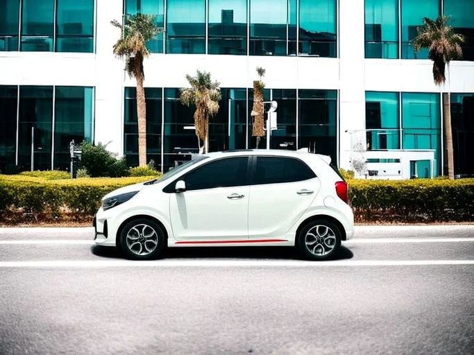 Подержанный Kia Picanto III Рестайлинг, 1.2 л, 2023 в Дубае от Andaleeb Cars Белый цвет. GCC | AUTO.AE