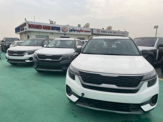 Новый Kia Seltos I Рестайлинг, 1.6 л, 2025 в Дубае от Mohamed Hakim Motors Белый цвет. GCC | AUTO.AE